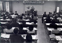 挨拶をする協会長　富士市立病院　院長　多々良満寿雄先生